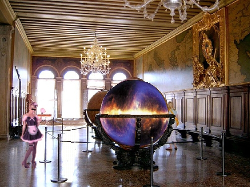 Palazzo der Mglichkeiten: Globensaal der Vorstellbarkeiten - vom Ganzen kosmischen Universum, hier der 'Hintergrundstrahlung des Weltalls' als eben nur einer der optionalen Vorstellungssphren.