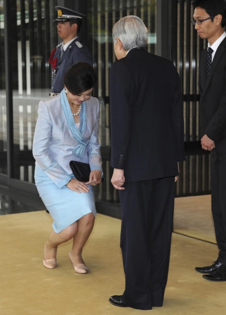 Die  Thailnderin Yingluck Shinawatra  knickste in Japan  durchaus beider Lnder Sitten gem/entsprechend  hier vor Teno Akihito.