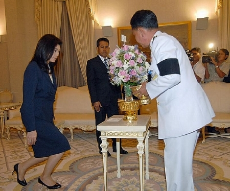 Mit einem formvollendeten Knicks durfte Yingluck Shinawatra, Thailands erste Frau an der Sptze des Ministerprsidialamtes, das Blumengebinde 'ihrer' Prinzessin gegruessen  wurde dies 'eigentlich' auch von ihr erwartet, bis von allen so verlangt?