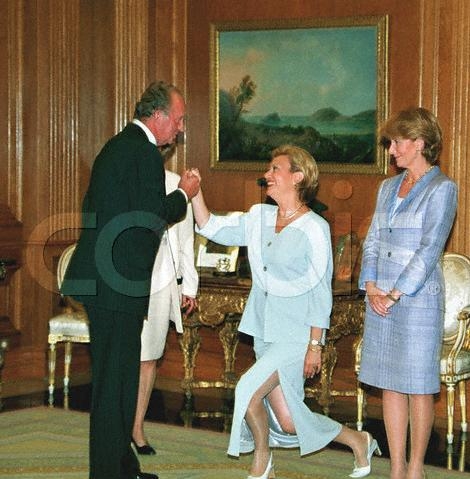 Spanische Parlamentspräidentitin im weißen und Senatspräsidentin im blauen Kleid beim König.