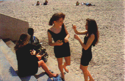 Ladies am Strand gar des Neuen / on the beach of  Moreland