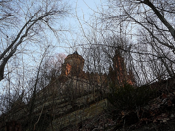 Fuchslochbastei (im Foto eher links) beim runden Werdensturm auf dem Zollerberg hinter kalen Baumsten verborgen.